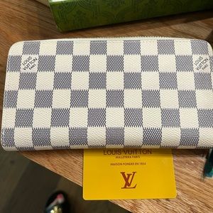 Lv mirror , never used